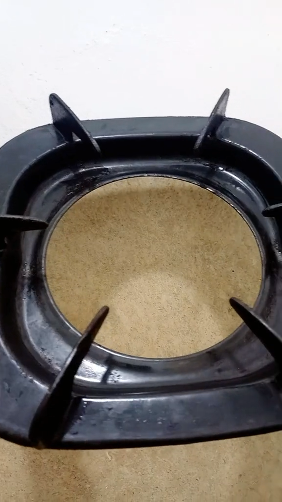 Cuma modal Rp5.000, ini cara bersihkan kerak gosong tungku kompor agar kinclong pakai 2 bahan dapur