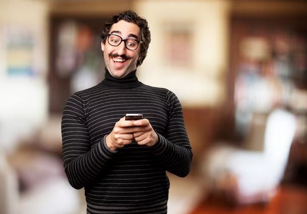 Tanda pria yang diam-diam jatuh cinta kepadamu freepik.com