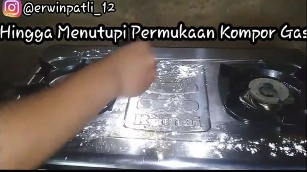 Tanpa sabun cuci piring, ini cara bersihkan kompor berminyak agar makin kesat dengan 1 bahan dapur