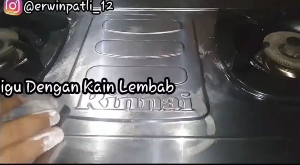 Tanpa sabun cuci piring, ini cara bersihkan kompor berminyak agar makin kesat dengan 1 bahan dapur