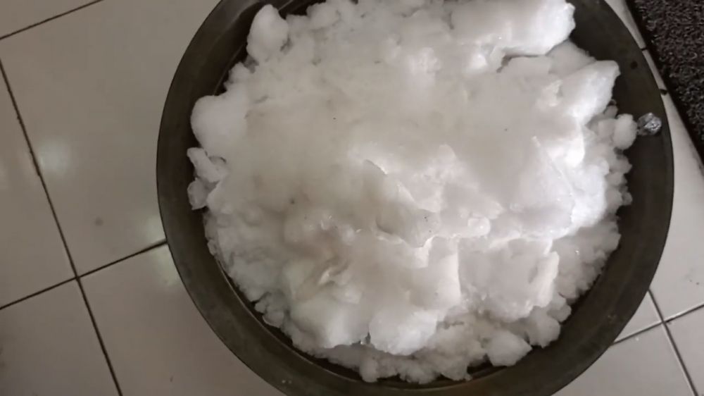 Tanpa kipas angin dan disiram air garam, ini cara cepat bersihkan bunga es di freezer