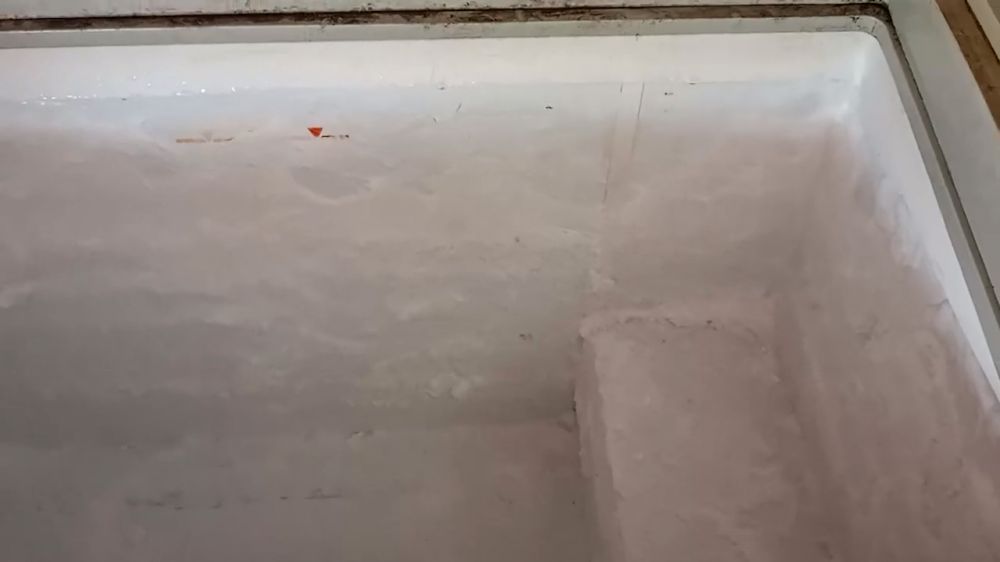 Tanpa kipas angin dan disiram air garam, ini cara cepat bersihkan bunga es di freezer