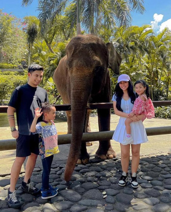 seleb bareng mantan suami dampingi anak liburan © Instagram seleb bareng mantan suami dampingi anak liburan © Instagram