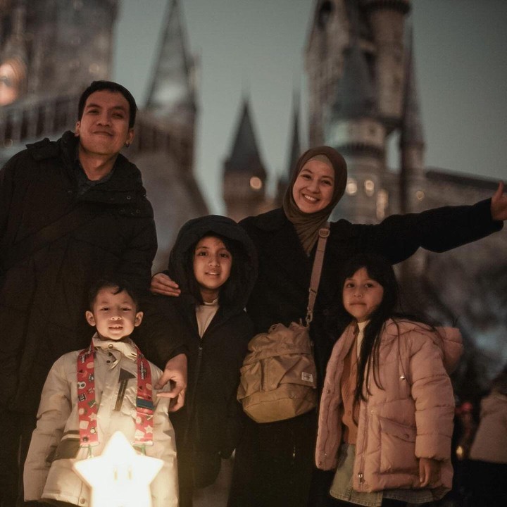 seleb bareng mantan suami dampingi anak liburan © Instagram