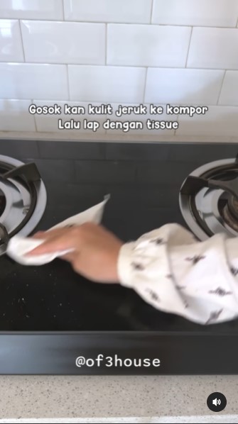 Tanpa sabun cuci piring, ini trik bersihkan noda lemak di kompor cuma pakai 1 ampas dapur