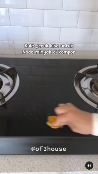 Tanpa sabun cuci piring, ini trik bersihkan noda lemak di kompor cuma pakai 1 ampas dapur