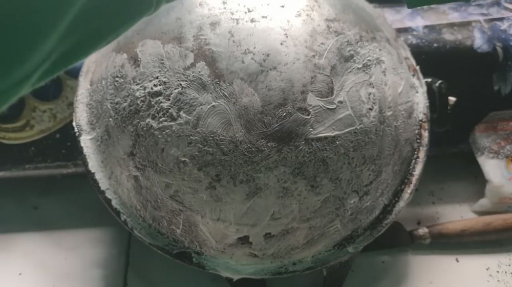 Tanpa direndam semalaman, ini cara lunturkan kerak gosong di pantat wajan cuma tambah 1 bahan dapur