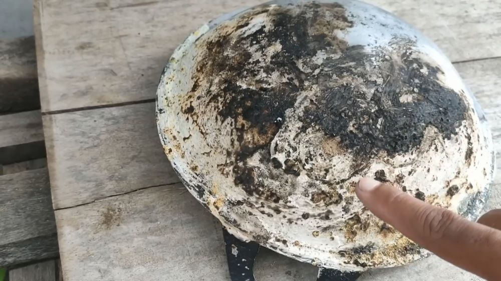 Tanpa direndam semalaman, ini cara lunturkan kerak gosong di pantat wajan cuma tambah 1 bahan dapur