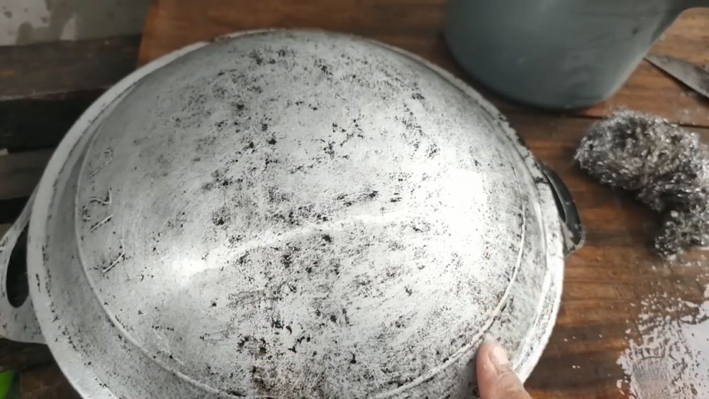 Tanpa direndam semalaman, ini cara lunturkan kerak gosong di pantat wajan cuma tambah 1 bahan dapur