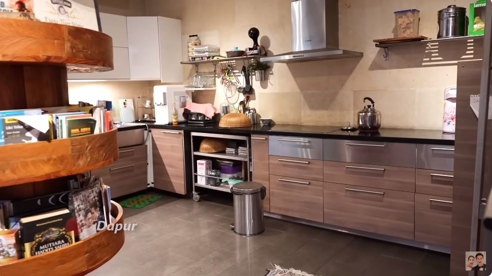 potret dapur baim wong dengan rak buku © YouTube