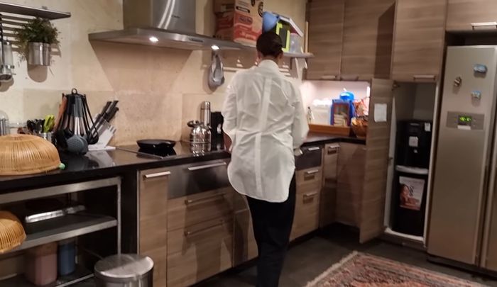 potret dapur baim wong dengan rak buku © YouTube