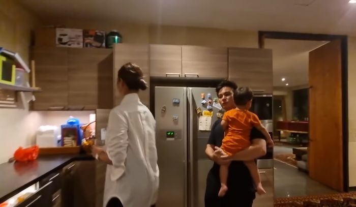 potret dapur baim wong dengan rak buku © YouTube