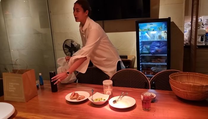 potret dapur baim wong dengan rak buku © YouTube