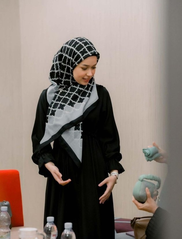 Penampilannya bak beda orang, begini 8 potret Rebecca Klopper kenakan hijab saat ikut kajian