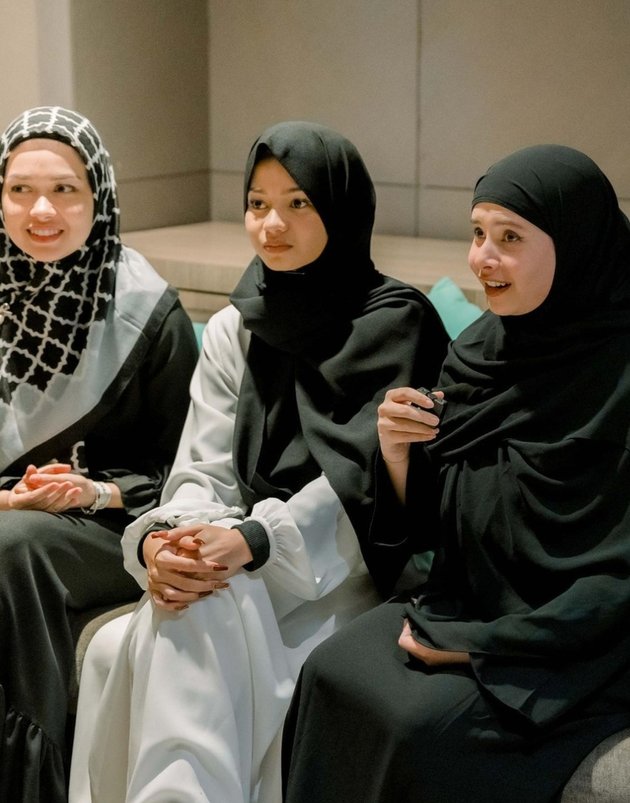 Penampilannya bak beda orang, begini 8 potret Rebecca Klopper kenakan hijab saat ikut kajian