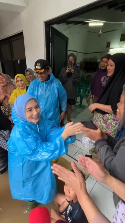 Sahrul Gunawan blusukan bareng istri © Instagram Sahrul Gunawan blusukan bareng istri © Instagram