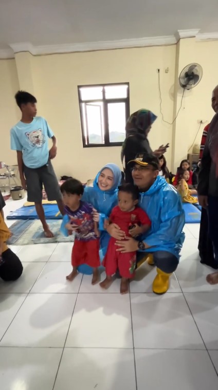 Sahrul Gunawan blusukan bareng istri © Instagram Sahrul Gunawan blusukan bareng istri © Instagram