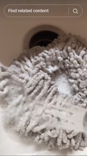 Tak perlu disikat, ini trik kembalikan kain pel dekil jadi putih lagi cukup tambah 1 bahan sederhana