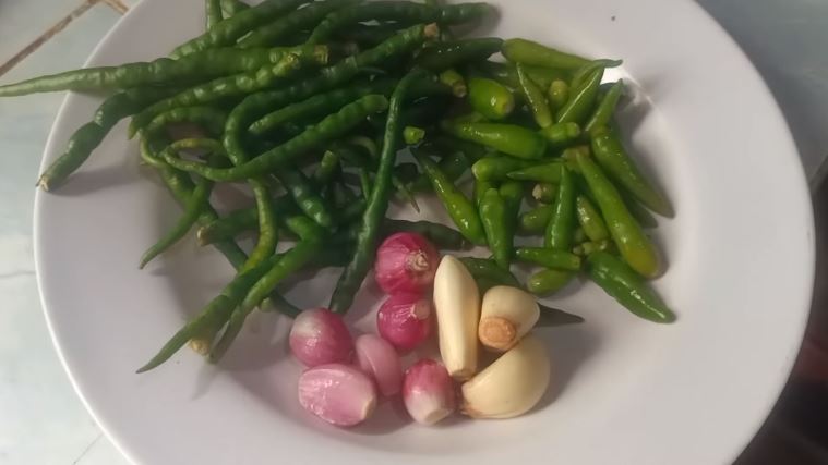 Bahan tak perlu direbus dulu, ini trik bikin sambal hijau yang wangi, antibasi, dan warnanya cantik