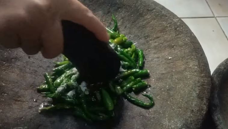 Bahan tak perlu direbus dulu, ini trik bikin sambal hijau yang wangi, antibasi, dan warnanya cantik