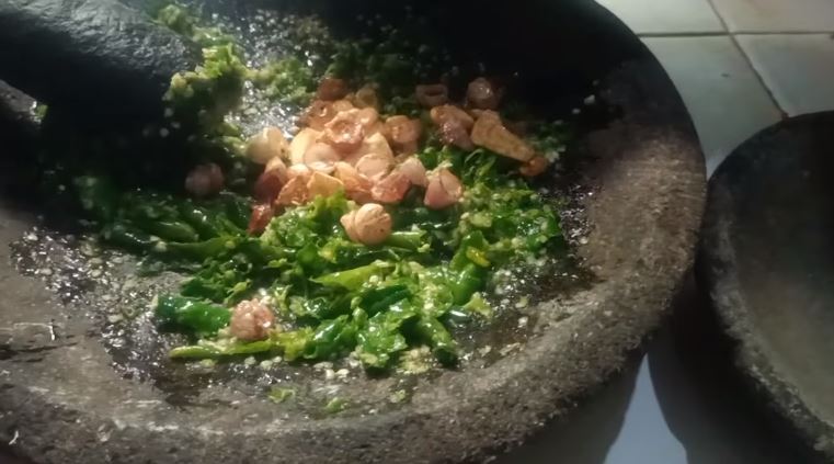 Bahan tak perlu direbus dulu, ini trik bikin sambal hijau yang wangi, antibasi, dan warnanya cantik