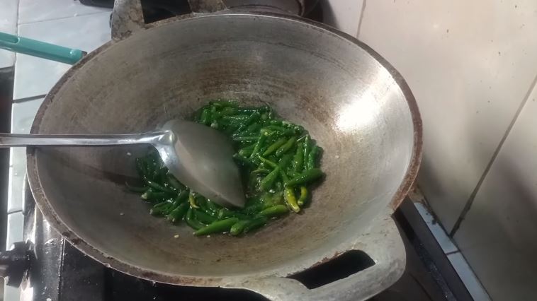 Bahan tak perlu direbus dulu, ini trik bikin sambal hijau yang wangi, antibasi, dan warnanya cantik