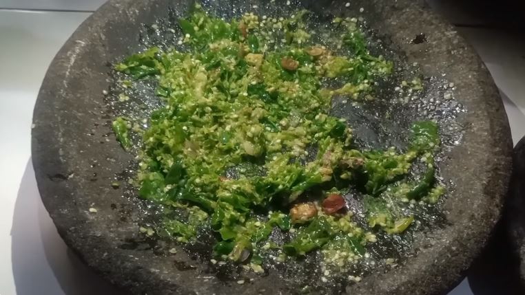 Bahan tak perlu direbus dulu, ini trik bikin sambal hijau yang wangi, antibasi, dan warnanya cantik