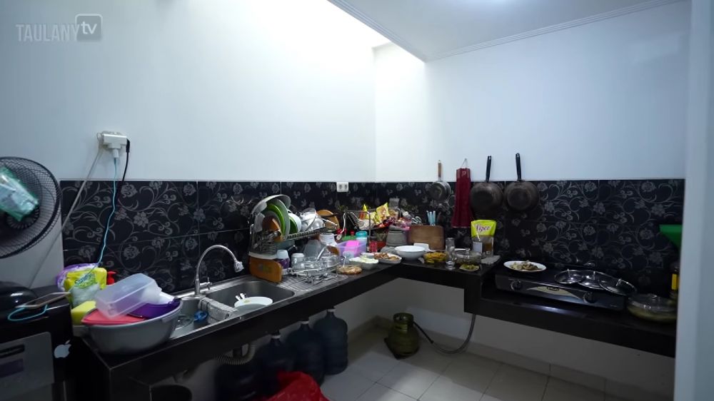 dapur kotor rumah kiky saputri © 2024 brilio.net