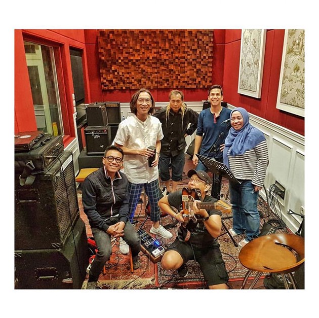 Melly Goeslaw huniannya gaya vintage © Instagram