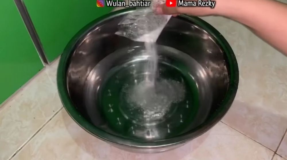 Tak perlu disikat, ini trik bersihkan karat dan kerak di tungku kompor cuma pakai 1 bahan sederhana