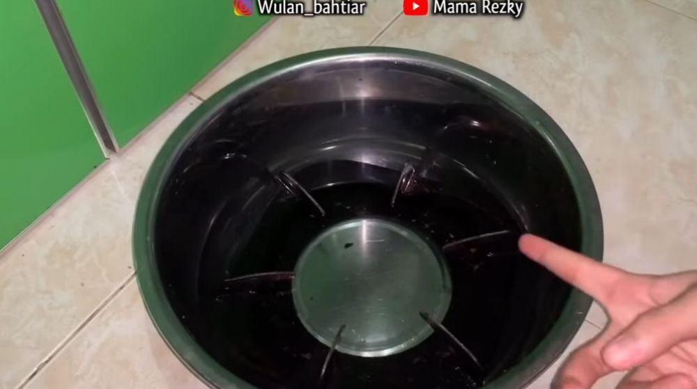Tak perlu disikat, ini trik bersihkan karat dan kerak di tungku kompor cuma pakai 1 bahan sederhana