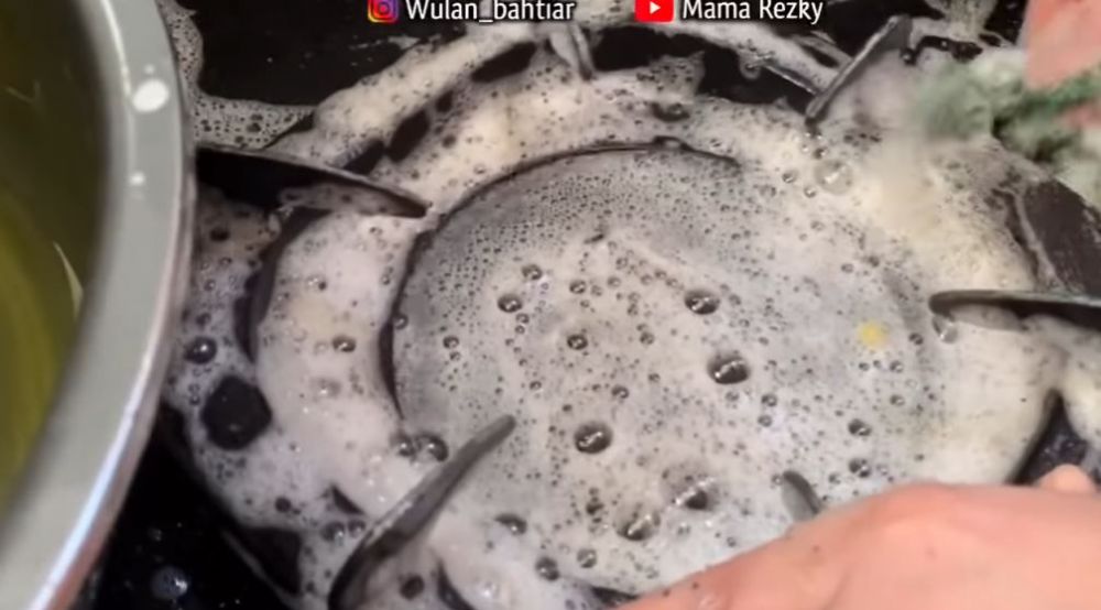 Tak perlu disikat, ini trik bersihkan karat dan kerak di tungku kompor cuma pakai 1 bahan sederhana