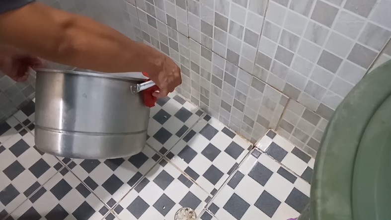 Bukan ditaburi soda api, ini cara atasi saluran air kamar mandi mampet cukup pakai 1 bahan sederhana