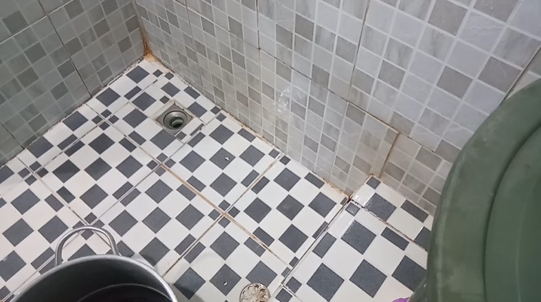 Bukan ditaburi soda api, ini cara atasi saluran air kamar mandi mampet cukup pakai 1 bahan sederhana