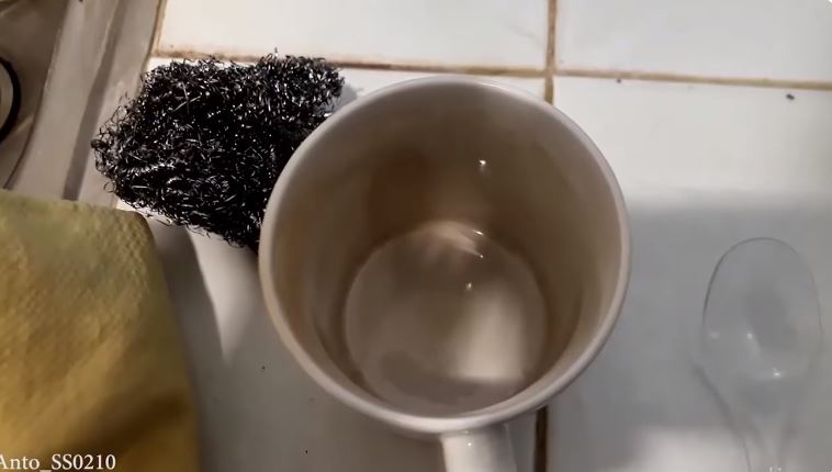 Tanpa perlu direndam larutan sitrun, ini cara praktis bersihkan kerak di gelas pakai 1 bahan dapur