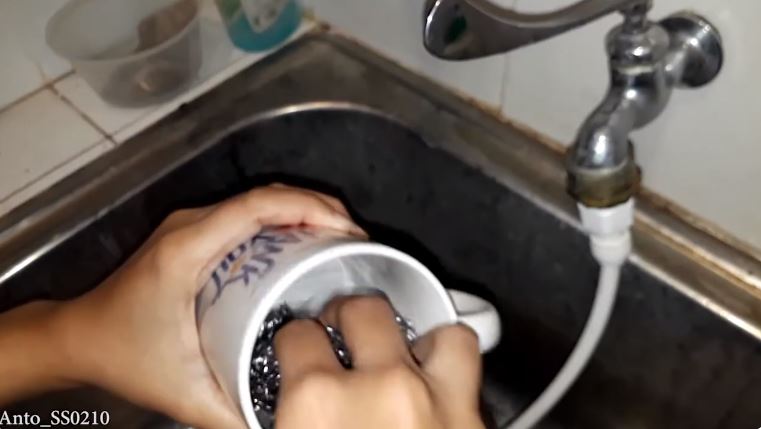 Tanpa perlu direndam larutan sitrun, ini cara praktis bersihkan kerak di gelas pakai 1 bahan dapur