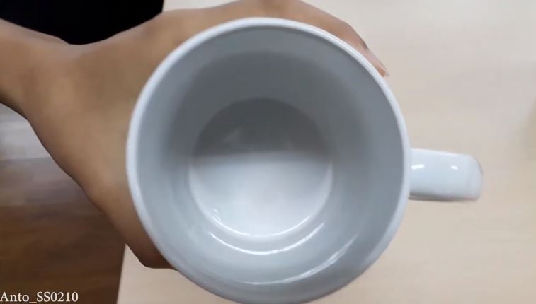 Tanpa perlu direndam larutan sitrun, ini cara praktis bersihkan kerak di gelas pakai 1 bahan dapur