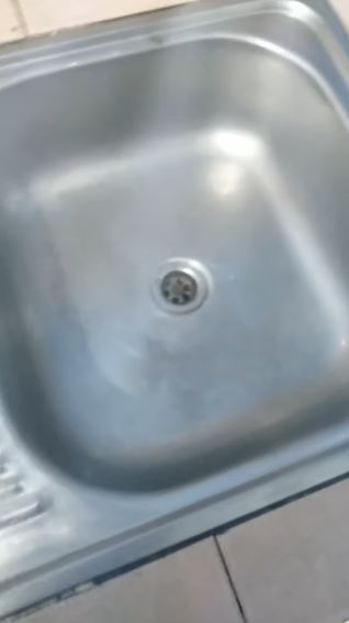 Tanpa disikat kuat, ini trik hilangkan karat di wastafel cuci piring dengan 2 bahan dapur