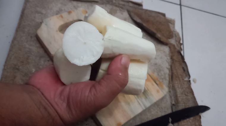 Tanpa direndam air es, ini cara bikin singkong goreng agar semakin gurih dan mekar sempurna