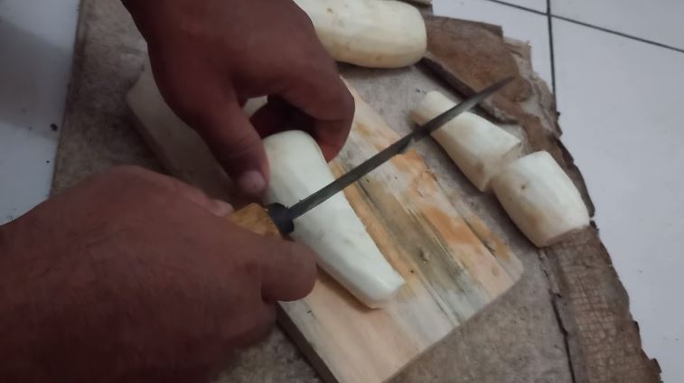 Tanpa direndam air es, ini cara bikin singkong goreng agar semakin gurih dan mekar sempurna