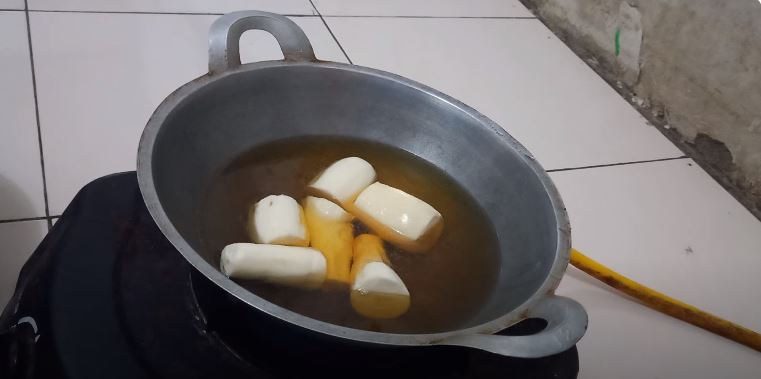 Tanpa direndam air es, ini cara bikin singkong goreng agar semakin gurih dan mekar sempurna