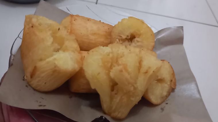 Tanpa direndam air es, ini cara bikin singkong goreng agar semakin gurih dan mekar sempurna