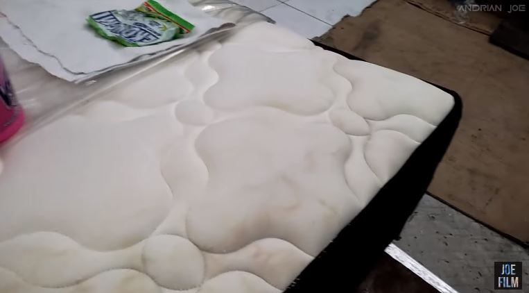 Tanpa perlu dicuci dan dijemur, ini cara praktis memutihkan springbed cuma tambah 1 bahan dapur