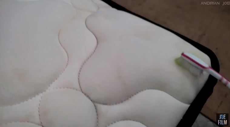 Tanpa perlu dicuci dan dijemur, ini cara praktis memutihkan springbed cuma tambah 1 bahan dapur