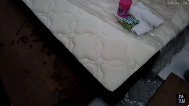 Tanpa perlu dicuci dan dijemur, ini cara praktis memutihkan springbed cuma tambah 1 bahan dapur