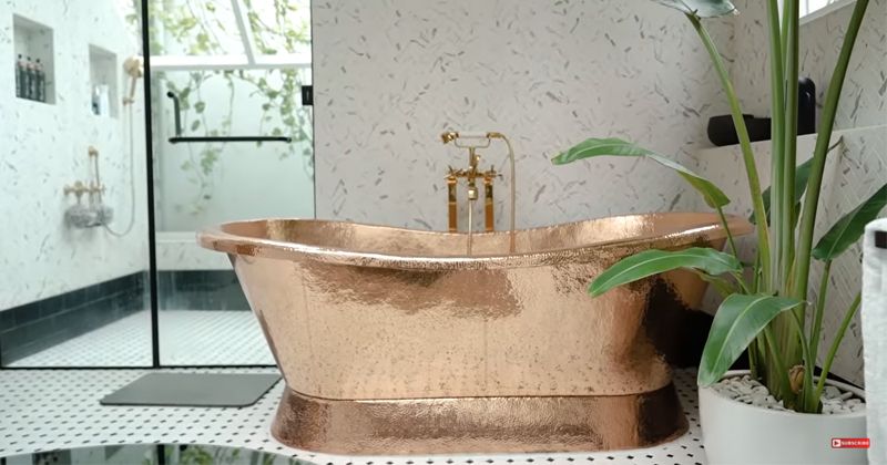 kamar mandi di rumah Sharena Delon © berbagai sumber