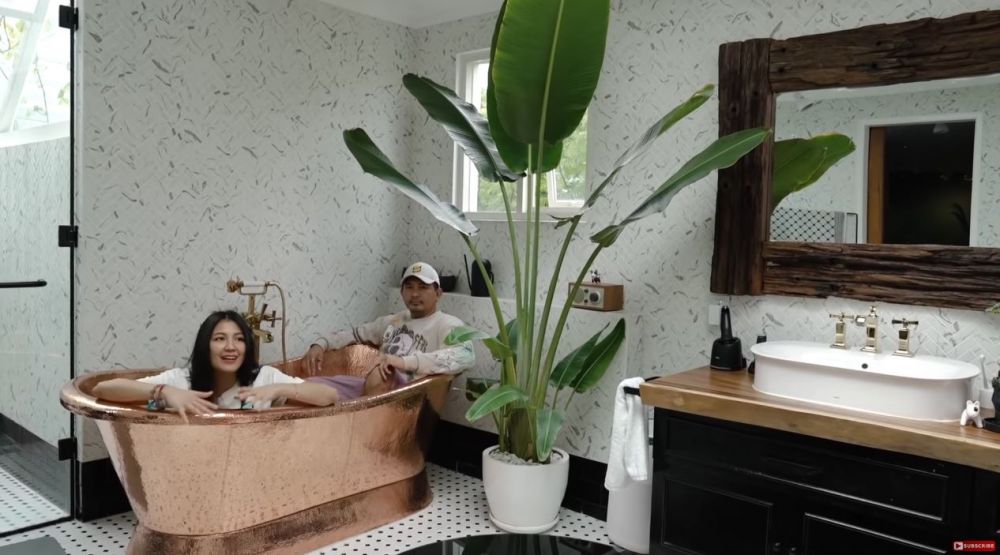 kamar mandi di rumah Sharena Delon © berbagai sumber