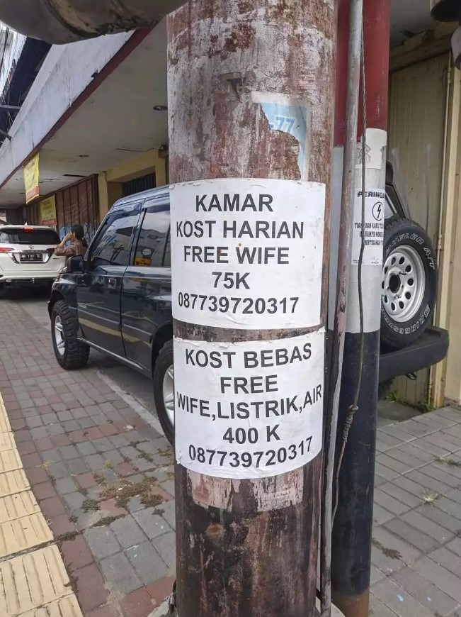 Potret pengumuman tiang listrik  Berbagai sumber