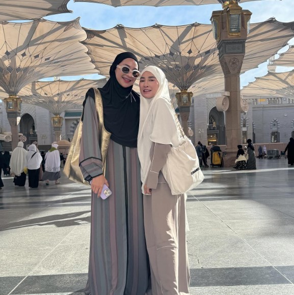 Ira Nandha ibadah di Tanah Suci © Instagram