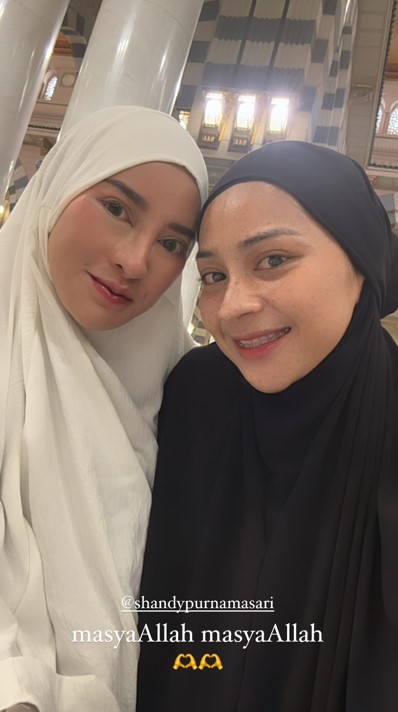 Ira Nandha ibadah di Tanah Suci © Instagram